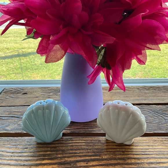 Source Unknown Other - Shell-Shaped Ceramic Salt and Pepper Shakers - Blue and White